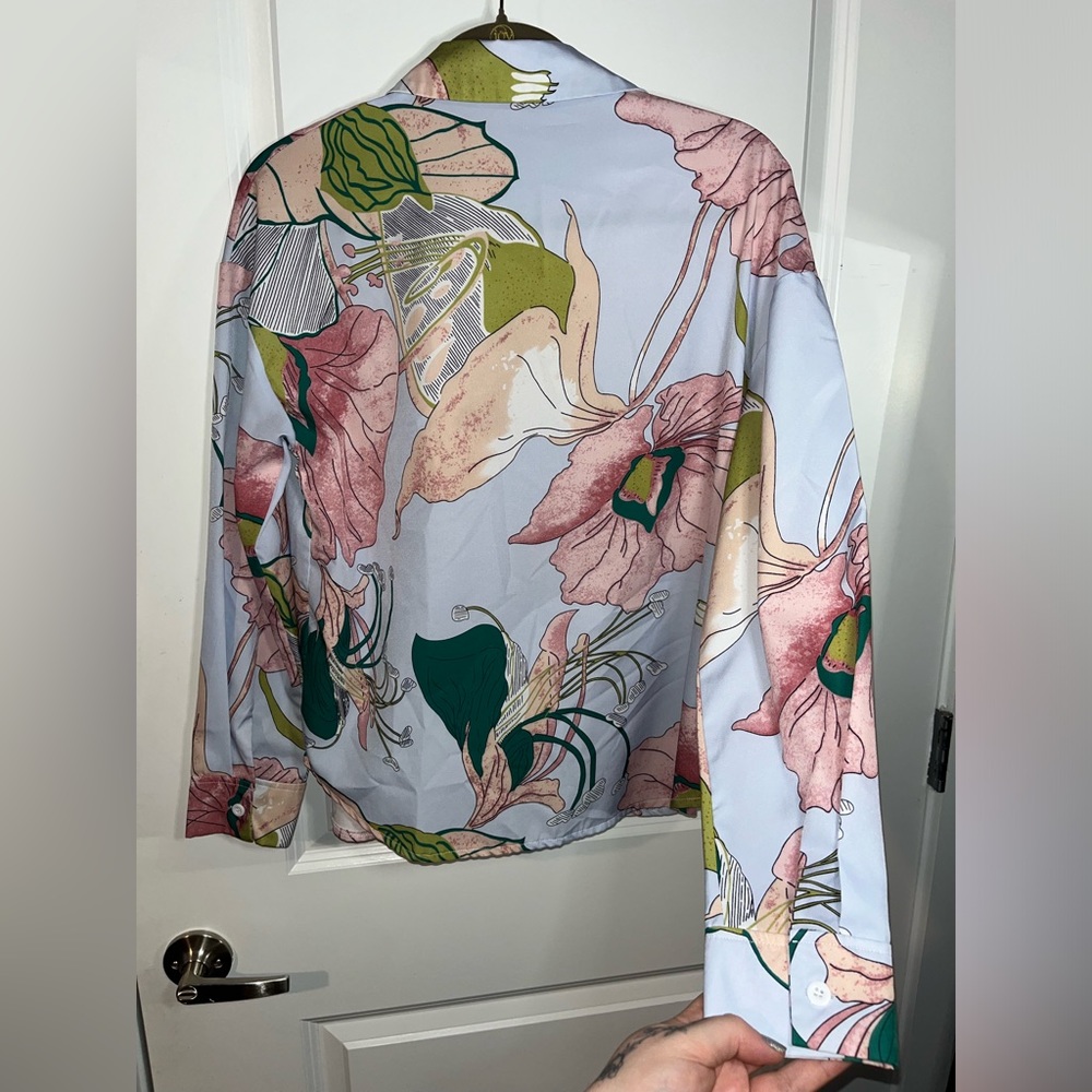 SHEIN Silky Button Up Pink All Over Print Floral Collared Blouse Size Small - Picture 4 of 9